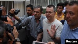 اندرو برانسون، کشیش ۵۰ ساله آمریکایی متهم در ترکیه، در حال انتقال از زندان به حصر خانگی در ازمیر - ۲۵ ژوئیه ۲۰۱۸ 