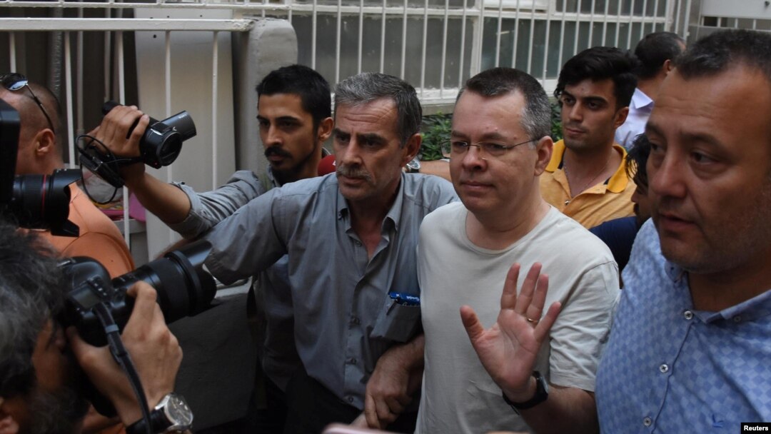 Pendeta AS, Andrew Brunson setibanya di rumahnya setelah dibebaskan dari penjara di Izmir, Turki, 25 Juli 2018. (Foto: dok).