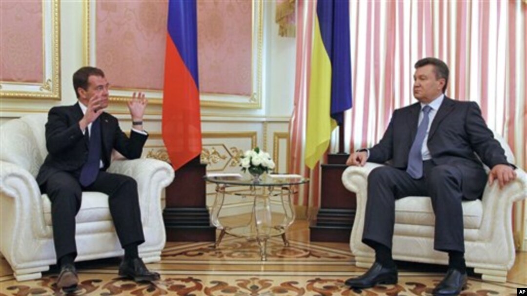 Presiden Ukraina Viktor Yanukovych (kanan) bersama Perdana Menteri Rusia dalam pertemuan di Kiev, Ukraina (foto: dok).