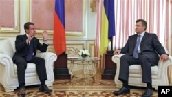 Presiden Ukraina Viktor Yanukovych (kanan) bersama Perdana Menteri Rusia dalam pertemuan di Kiev, Ukraina (foto: dok).