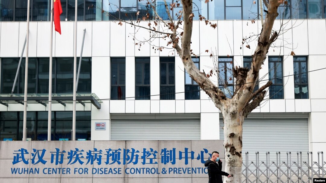一名男子走过武汉市疾病预防控制中心。（2021年2月1日）