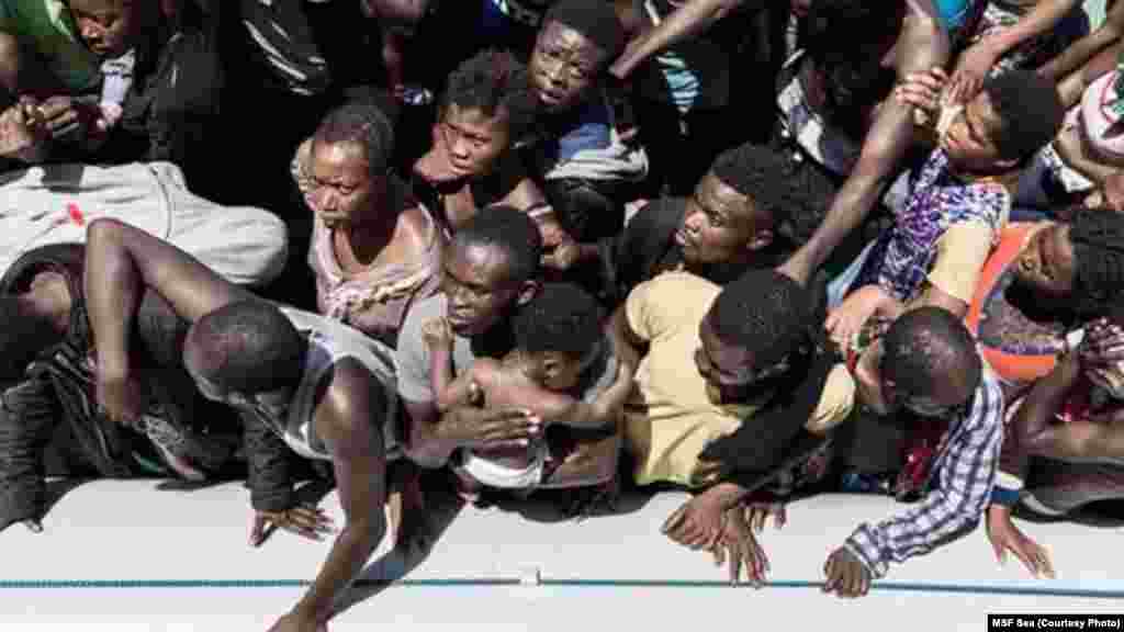 Des migrants embarqués dans un canoë gonflable tente de traverser la Méditerranée. La plupart disent avoir suivi une rumeur selon laquelle les migrants se faisaient hebdomadairement distribuer &pound;36,95 en Grande-Bretagne.