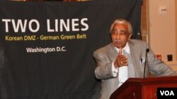 An orangutan watches a popsicle after zoo-keepers gave animals iced food to keep them cool as temperatures soar at Rome's zoo, Italy.<br />
&nbsp;