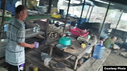 Lán trại nơi các ngư phủ Việt nấu ăn trong trại giam ở Natura, Indonesia. Ảnh Nguyễn Văn Vĩ