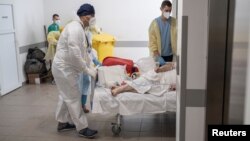 Arhiva - Medicinski radnici staraju se o obolelima od Kovida 19, u kovid bolnici u Batajnici, 4. oktobra 2021. (Foto: Rojters, Marko Đurica)