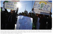 Người biểu tình ở Little Sagon, California, giương biểu ngữ phản đối chính sách của chính phủ Mỹ trục xuất hàng ngàn người tị nạn về Việt Nam (ành chụp từ màn hình của báo Los Angeles Times ngày 15/12/2018)