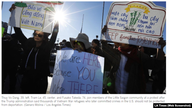 Người biểu tình ở Little Sagon, California, giương biểu ngữ phản đối chính sách của chính phủ Mỹ trục xuất hàng ngàn người tị nạn về Việt Nam (ành chụp từ màn hình của báo Los Angeles Times ngày 15/12/2018)