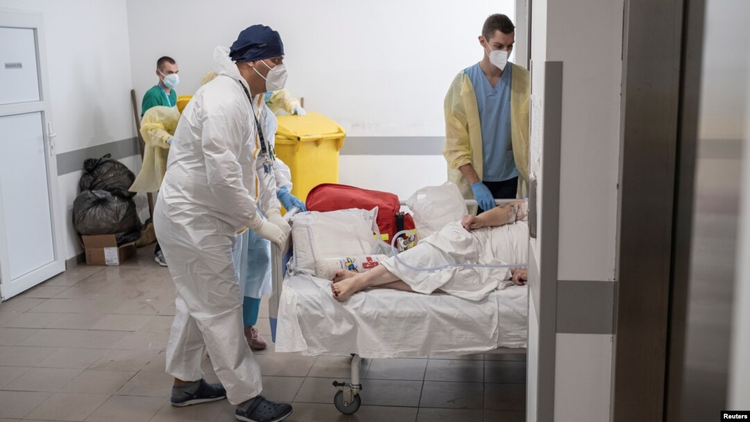 Medicinsko osobole transportuje pacijenta obolelog od Kovida 19, u kovid bolnici u Batajnici, 4. oktobra 2021. (Foto: Rojters, Marko Đurica)