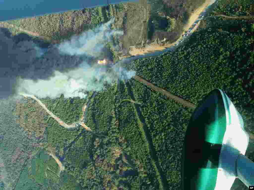 Vue depuis un hélicoptère de l'explosion d'un oléoduc, le 31 octobre 2016, à Helena, Alabama. (Phil Montgomery/Alabama Forestry Commission via AP)