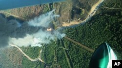 Vue depuis un hélicoptère de l'explosion d'un oléoduc, le 31 octobre 2016, à Helena, Alabama. (Phil Montgomery/Alabama Forestry Commission via AP)