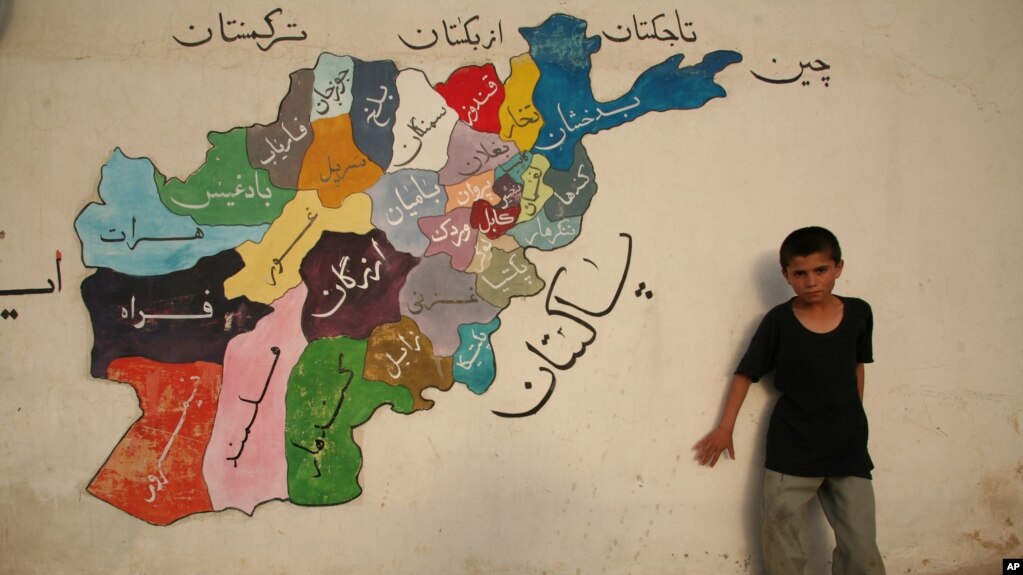 一名阿富汗孤儿制作的阿富汗地图。（2008年6月29日）(photo:VOA)