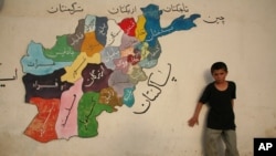 一名阿富汗孤儿制作的阿富汗地图。（2008年6月29日）
