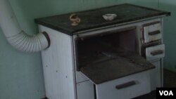 Šporet u kući iz koje treba da se iseli Milica Apostolović (Foto: VOA)