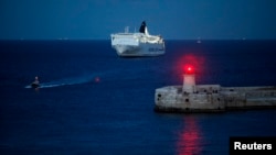 Ce bateau évacue des migrants bangladeshis de la Libye à la Valette, le 29 mars 2011.