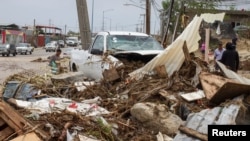 Una camioneta quedó entre los escombros tras el paso de la tormenta tropical Lidia en Los Cabos, México, el viernes, 1 de septiembre, de 2017.
