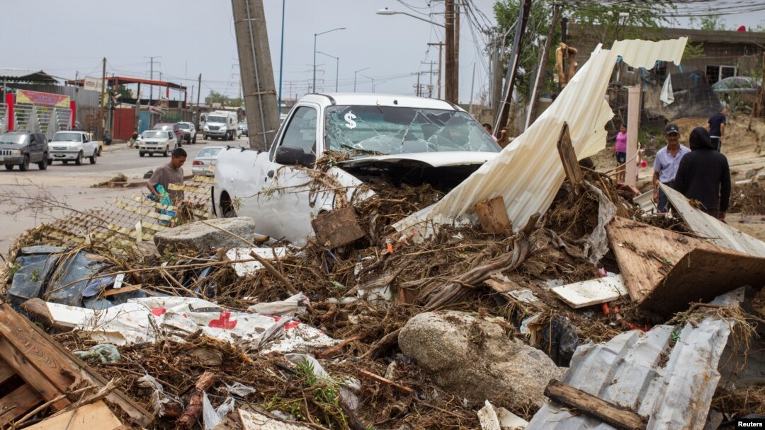 Una camioneta quedó entre los escombros tras el paso de la tormenta tropical Lidia en Los Cabos, México, el viernes, 1 de septiembre, de 2017.
