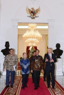 Presiden Joko Widodo didampingi oleh Menko Maritim dan Investasi Luhut Binsar Pandjaitan bertemu dengan Tony Blair dan Masayoshi Son di Istana Merdeka , Jakarta, Jumat, 28 Februari 2020. (Biro Setpres)