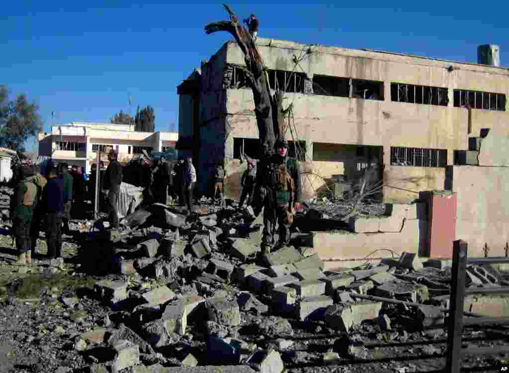 Security forces inspect the local headquarters of the Kurdistan Democratic Party after a bomb attack in Kirkuk, Iraq, January 16, 2013. 