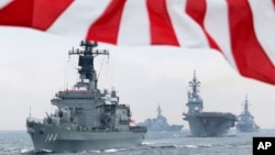 Lực lượng phòng vệ biển Nhật Bản (JMSDF) hộ tống tàu Kurama (trái) và các tàu khác trong vùng biển ngoài khơi Sagami, phía nam Tokyo.