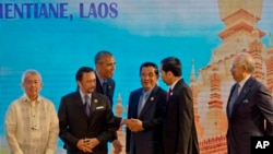 U.S. President Barack Obama, third left, shakes hands with Indonesia's President Joko Widodo, second right, during 4th ASEAN-United States summit, a parallel summit in the ongoing 28th and 29th ASEAN Summits and other related summits at National Convention Center in Vientiane, Laos, Thursday, Sept. 8, 2016. ASEAN leaders, from left, Philippine Secretary of Foreign Affairs Perfecto Yasay, who is standing in for Philippine President Rodrigo Duterte, Brunei's Foreign Minister and Prime Minister Sultan Hassanal Bolkiah, Cambodia's Prime Minister Hun Sen, Widodo, and Malaysia's Prime Minister Najib Razak. (AP Photo/Gemunu Amarasinghe)