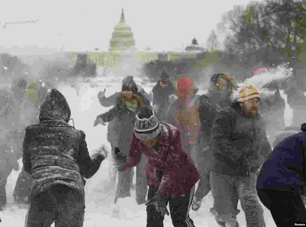 Chơi ném tuyết trên Quảng trường Quốc gia ở thủ đô Washington, Mỹ, ngày 3 tháng 3, 2014 . Một trận bão mùa đông lớn tràn sang Bờ Đông của Mỹ đã làm khoảng 2250 chuyến bay bị hủy bỏ và khiến nhiều trường học và văn phòng chính quyền địa phương phải đóng cửa.
