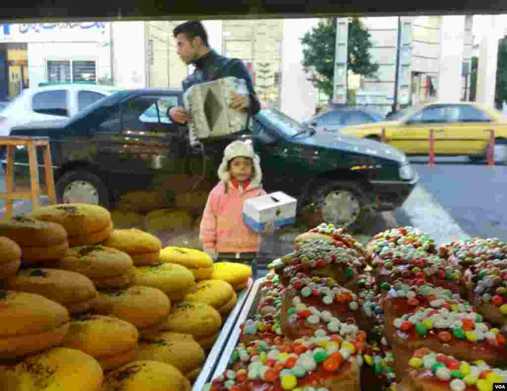 شهسوار- نگاه حسرت‌بار کودک کار به ویترین شیرینی فروشی عکس: بهزاد یوسفی (ارسالی شما)