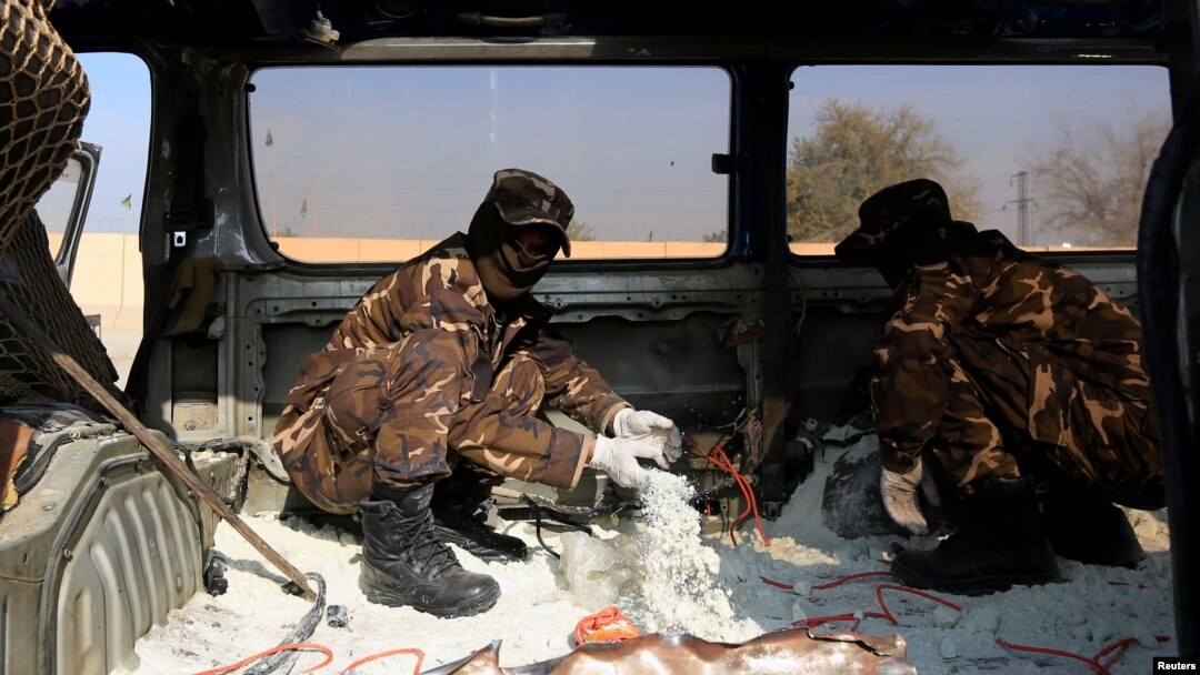 Pasukan keamanan Afghanistan memeriksa sebuah mobil yang berisi bahan peledak yang disita dari seorang anggota kelompok pemberontak Taliban di Jalalabad, Afghanistan, 10 Desember 2019.