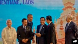 U.S. President Barack Obama, third left, shakes hands with Indonesia's President Joko Widodo, second right, during 4th ASEAN-United States summit, a parallel summit in the ongoing 28th and 29th ASEAN Summits and other related summits at National Convention Center in Vientiane, Laos, Thursday, Sept. 8, 2016. ASEAN leaders, from left, Philippine Secretary of Foreign Affairs Perfecto Yasay, who is standing in for Philippine President Rodrigo Duterte, Brunei's Foreign Minister and Prime Minister Sultan Hassanal Bolkiah, Cambodia's Prime Minister Hun Sen, Widodo, and Malaysia's Prime Minister Najib Razak. (AP Photo/Gemunu Amarasinghe)