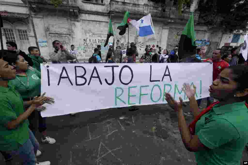 Este miércoles fue el tercer día de protestas contra las reformas a la constitución del país que otorgan más poder al Congreso, permitiendo a los legisladores cambiar el presupuesto nacional, fijar su salario y supervisar las investigaciones de jueces y fiscales.