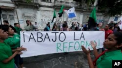 Manifestantes protestan en Ciudad de Panamá el 30 de octubre de 2019 contra un proyecto de reforma constitucional aprobado por la legislatura.