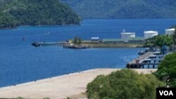 Pengembangan infrastruktur Pelabuhan Sabang sebagai pintu masuk investasi dan perdangan menjadi salah satu prioritas pemerintah. (VOA/Budi Nahaba)
