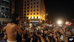 Demonstran anti pemerintah menyerukan slogan-slogan selama demo di tengah kota Beirut, 29 Agustus 2015.