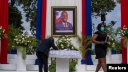 La gente asiste a una ceremonia en honor del difunto presidente haitiano Jovenel Moise en el Museo Nacional del Panteón en Puerto Príncipe, Haití, el 20 de julio de 2021. 