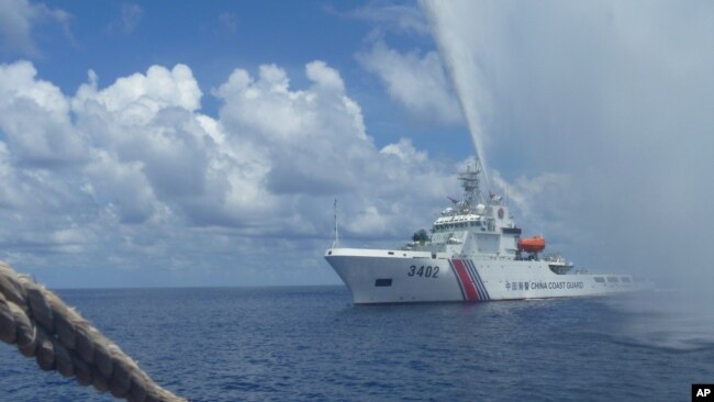 中国海警船在南中国在菲律宾以西北方向的黄岩岛与菲律宾渔船对峙。（2015年9月23日）