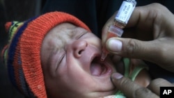 Pakistanski lekar daje vakcinu protiv dečje paralize bebi u Lahoreu.