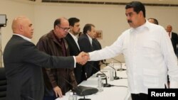 El presidente Nicolás Maduro saluda al opositor Jesús Torrealba, durante la reunión que tuvo lugar el domingo 30 de octubre.