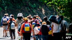 Migrantes venezolanos caminan por una carretera en Cúcuta, Colombia, en la frontera con Venezuela, el 2 de febrero de 2021, en medio de la pandemia de COVID-19.