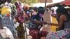 Des femmes déplacées par des attaques de milices font la queue pour recevoir l'aide alimentaire du Programme alimentaire mondial (PAM) à Pissila, au Burkina Faso, le 24 janvier 2020. 