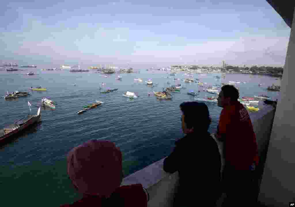 Boats of villagers fleeing the fighting between government forces and Muslim rebels crowd a port in Zamboanga, Philippines, Sept. 18, 2013.