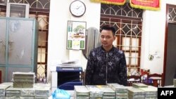 Nghi phạm Trần Văn Bằng và số ma túy bị công an Cao Bằng thu giữ.