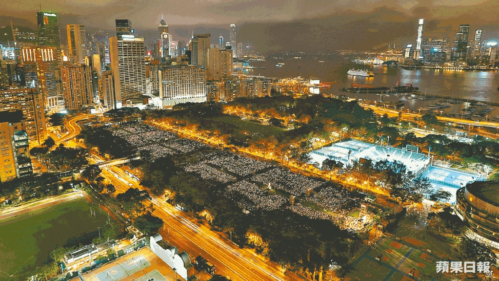 香港维多利亚公园六四悼念烛光集会 （苹果日报图片 ）