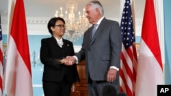 Secretary of State​ Rex Tillerson shakes hands with Indonesian Foreign Minister Retno Marsudi, May 4, 2017, at the State Department in Washington.