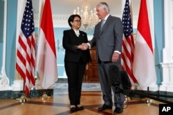 Menteri Luar Negeri Rex Tillerson berjabat tangan dengan Menteri Luar Negeri Indonesia Retno Marsudi, 4 Mei 2017, di Departemen Luar Negeri di Washington.