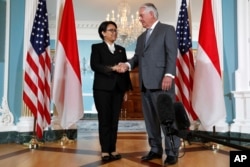 Menteri Luar Negeri Rex Tillerson berjabat tangan dengan Menteri Luar Negeri Indonesia Retno Marsudi, 4 Mei 2017, di Departemen Luar Negeri di Washington.