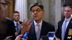 El secretario del Tesoro, Jacob Lew, conversó con los periodistas en el Capitolio en Washington, el martes, 21 de junio de 2016.