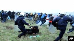 Bentrokan polisi dengan migran di dekat kamp pengungsi di desa Diavata, kawasan barat Thessaloniki, Yunani utara, 6 April 2019. (Foto: dok). 