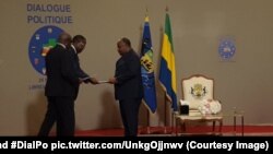 Le président Ali Bongo Ondimba reçoit une copie du rapport général et du Protocole d'accord du dialogue politique au Gabon, à Libreville26 mai 2017. (Twitter/@PresidentABO et #DialPo pic.twitter.com/UnkgOjjnwv)