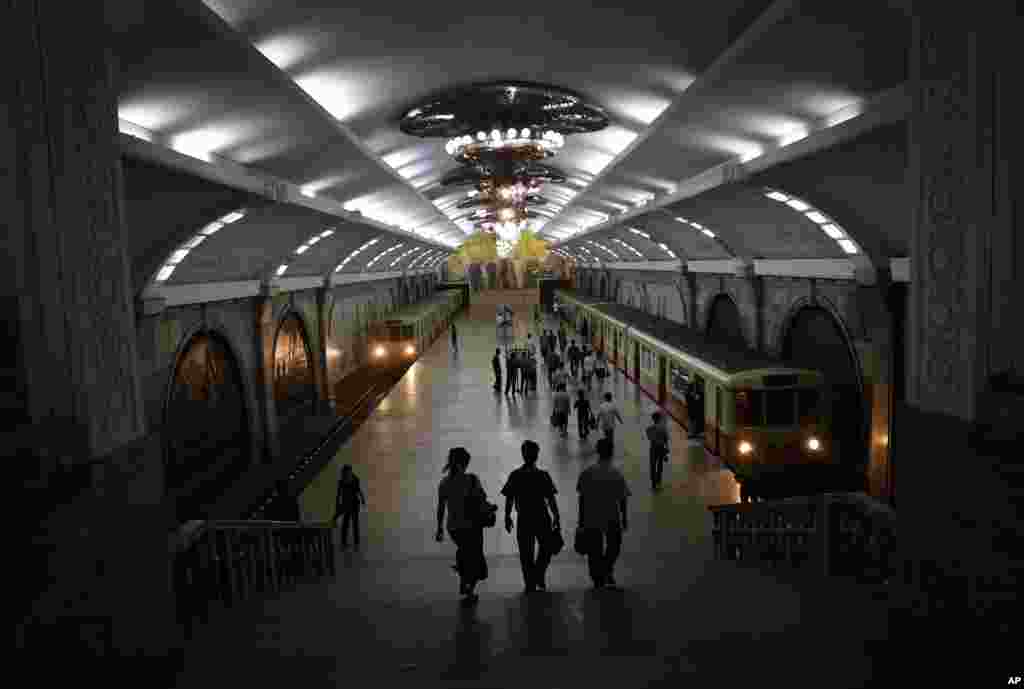 1일 평양 지하철역의 플랫폼에 열차들이 들어오고 있다.