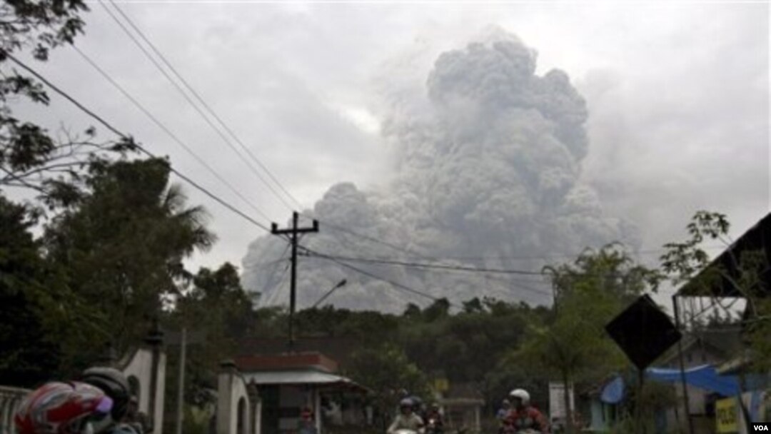 Suasana di daerah Cangkringan, Yogyakarta (31 Oktober 2010). Mulai 14 November, radius rawan dipersempit menjadi 10 km di sejumlah daerah.