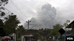 Semburan awan gunung Merapi terlihat dari Cangkringan, Yogyakarta, 31 Oktober 2010.